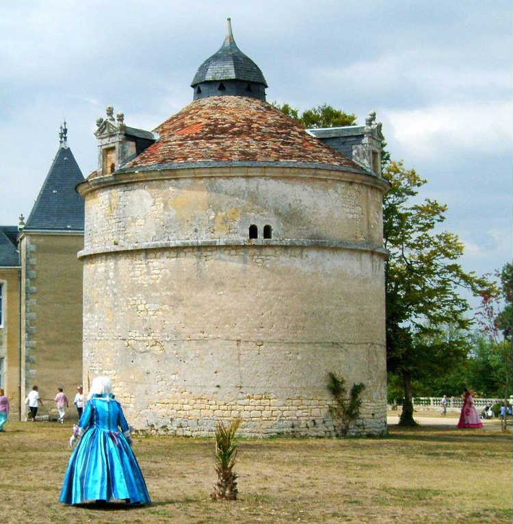 Vue générale du pigeonnier du chateau de PANLOY