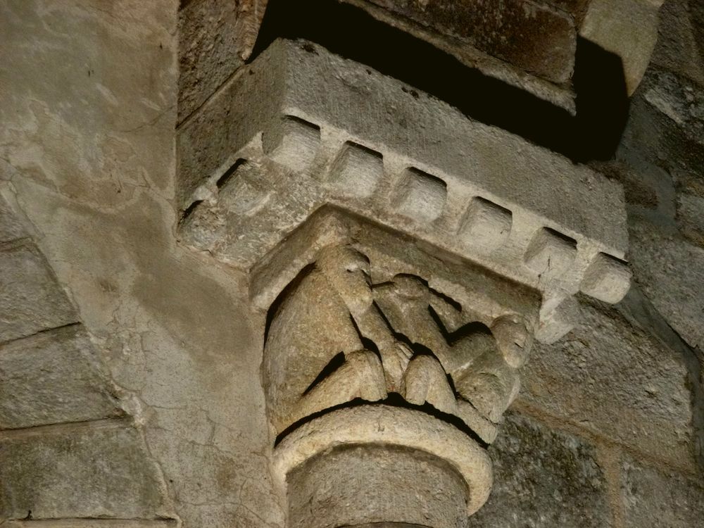 Chapiteaux romans église de MENET en Auvergne