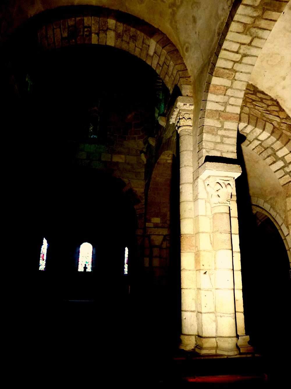 chapiteaux romans de l'église de MENET en Auvergne
